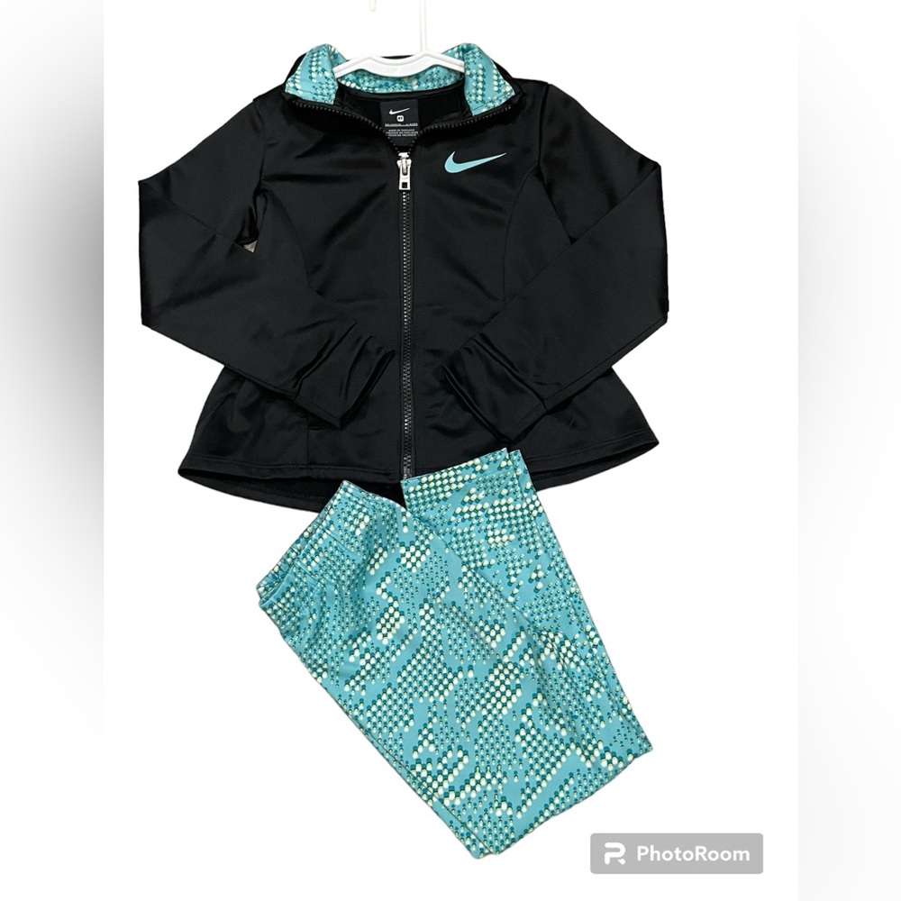Kids Nike warmup set. Size 4t. In black and green.